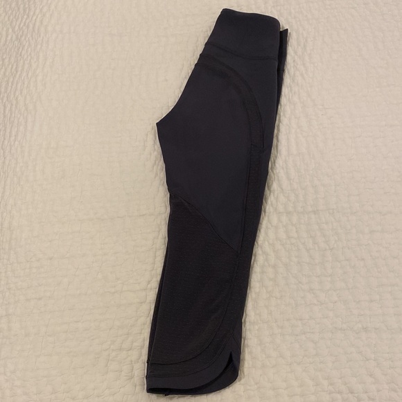 Lululemon cropped leggings with mesh detail - Picture 2 of 6